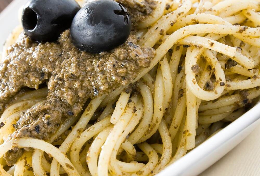 Spaghetti al pesto con olive